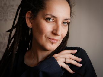 Большое интервью с Анастасией Лазаревой (Botanica Style): 13 лет экспериментов со смолой - от первых бабочек до авторской школы и легендарных браслетов