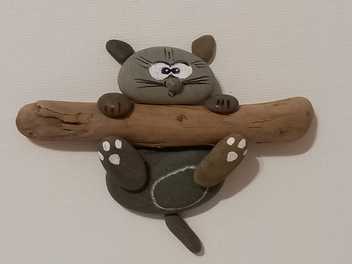 «Миссия выполнена! Кошачий спецназ покорил ветку (галечное искусство — pebble art)».Авторская работа